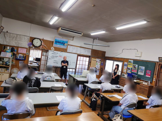 うなずく中3生たち